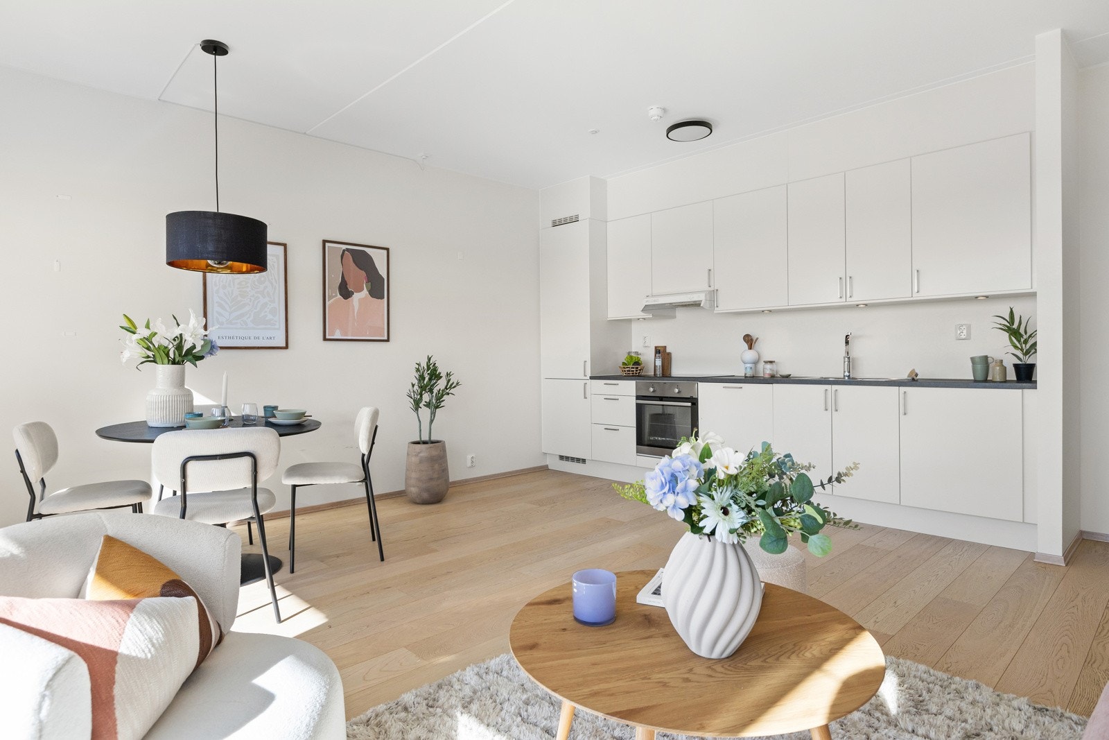 Rommet har lysmalte vegger og enstavs parkett i en tidløs og nøytral utførelse, som gir en gjennomført og stilren bakgrunn for møblering. Galleribilde