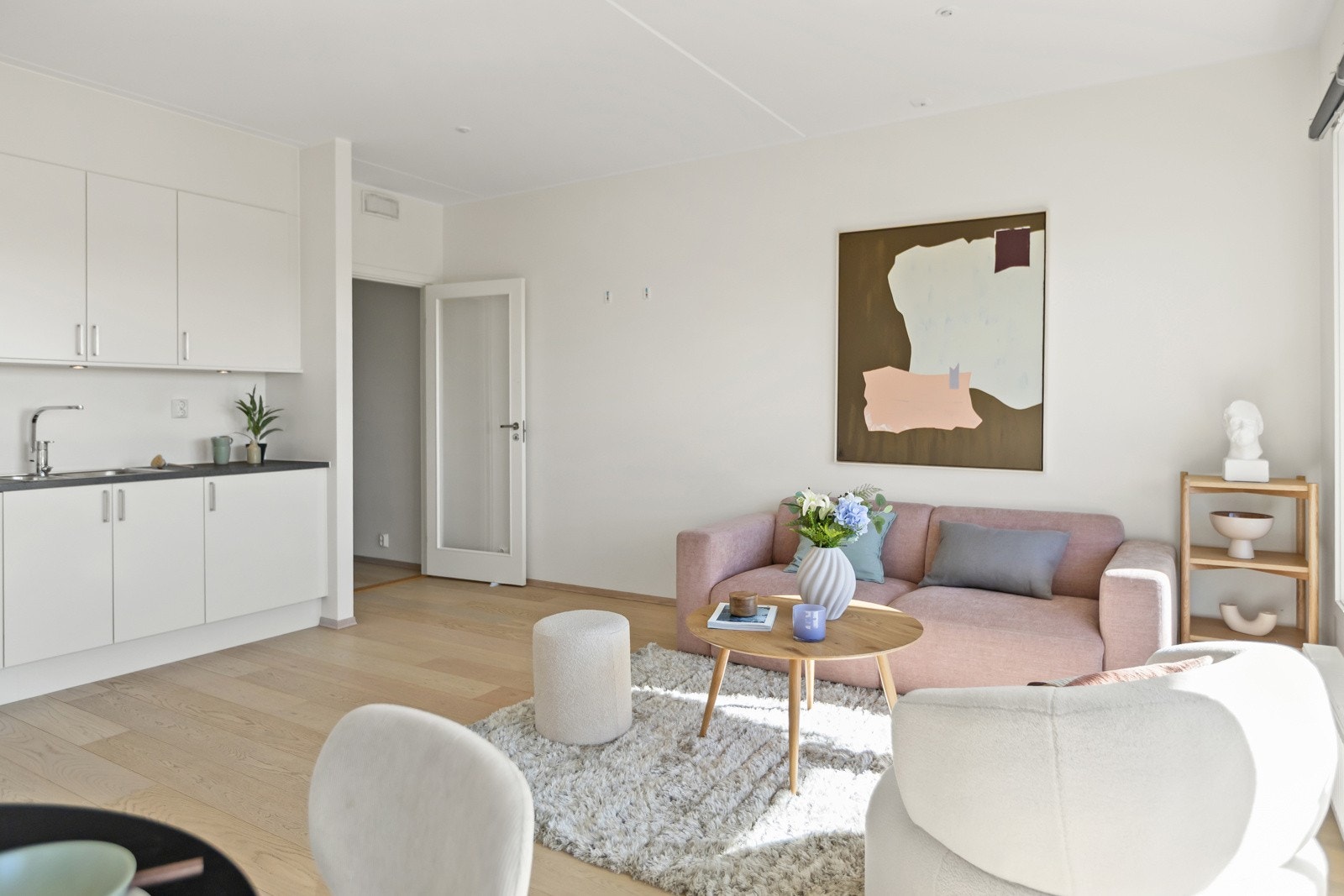 Boligens planløsning gir et romslig sosialt område med flere muligheter for møblering. Galleribilde