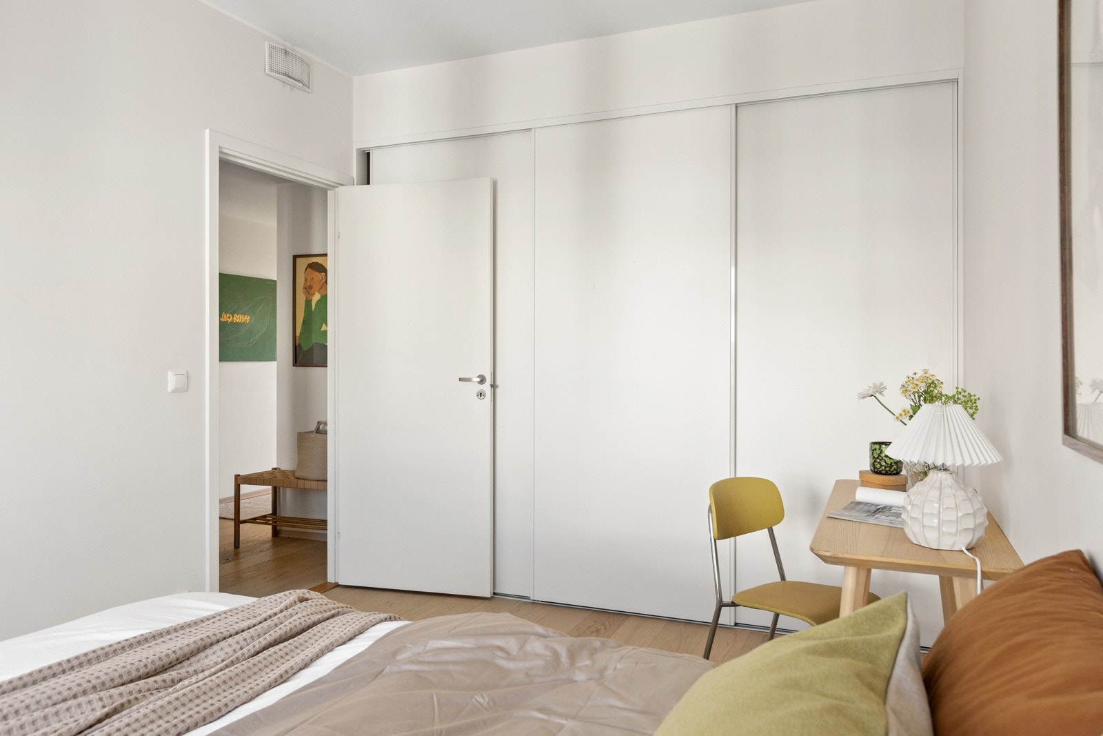 Herfra er det skyvedør inn til en praktisk bod/garderobe. Galleribilde