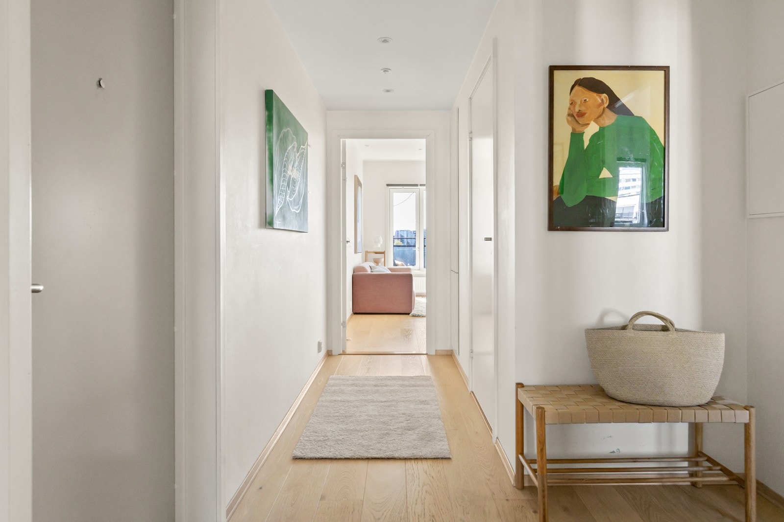 Entréen har god plass til oppbevaringsmøbler som garderobeskap eller kommode. Galleribilde