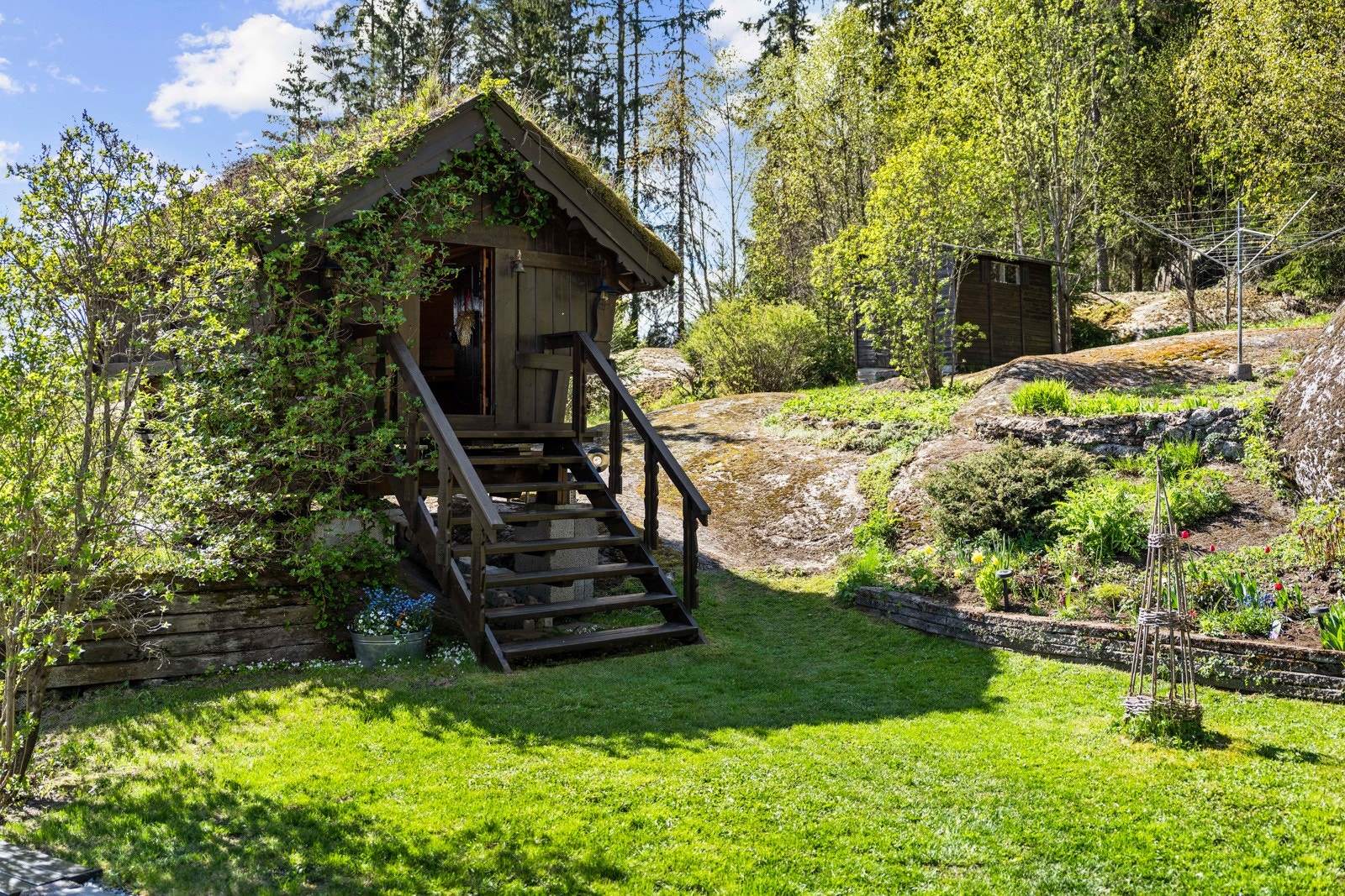Koselig stabbur med innredet loft. Galleribilde