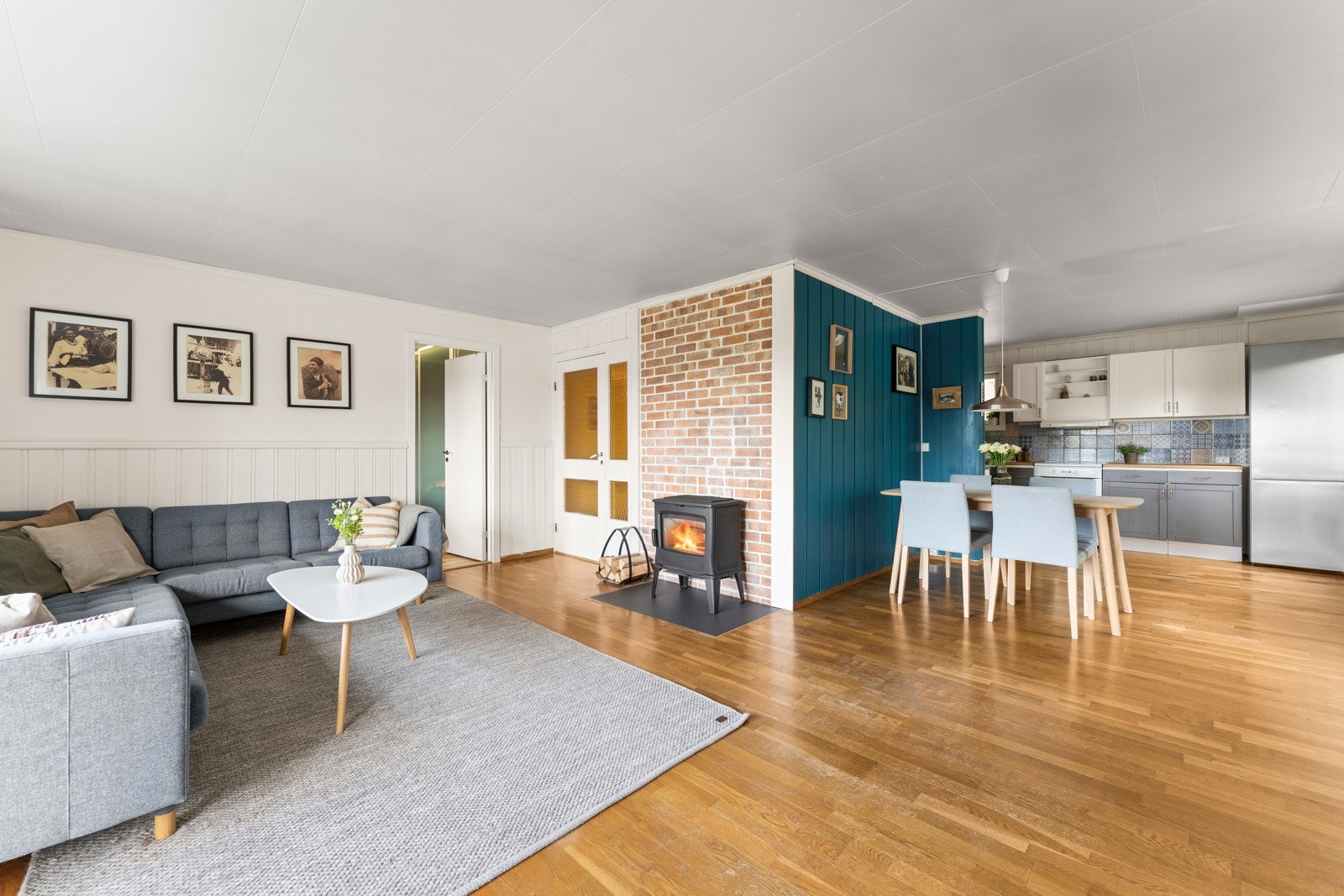 Stuen har god plass til både sofagruppe og spisebord, og byr på en innbydende atmosfære for både hverdagsliv og selskapeligheter. Galleribilde