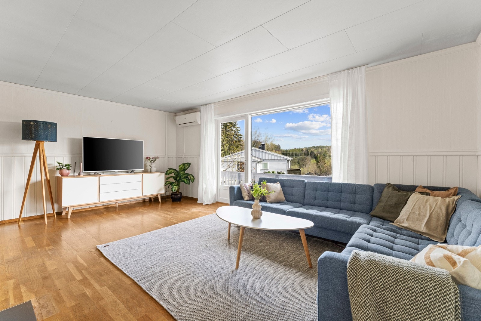 Stuen fremstår som lys, romslig og svært trivelig, med store vindusflater og terrassedør som slipper inn rikelig med dagslys. Galleribilde