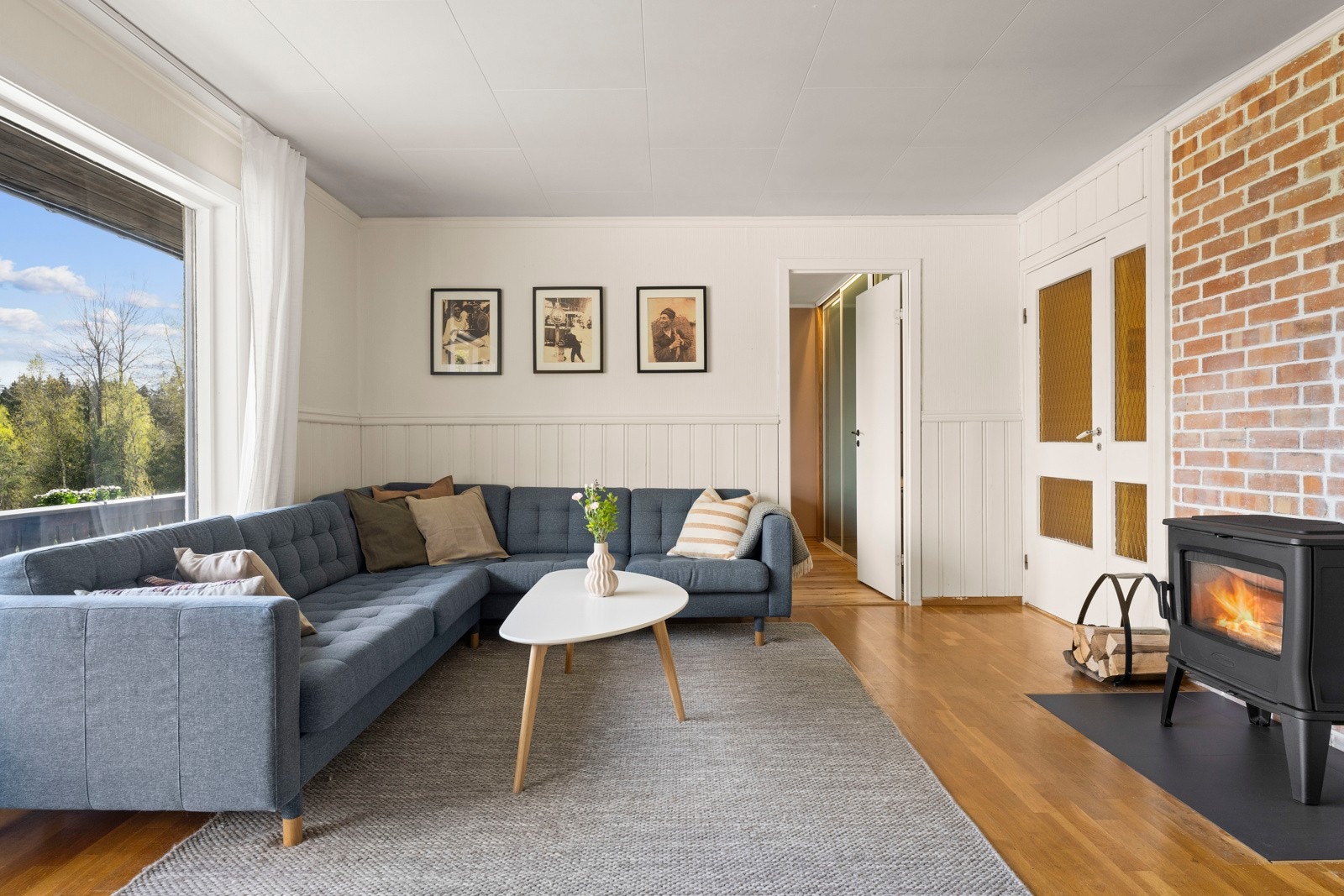 God plass til sofa og tvmøblering. I tillegg finnes en overbygd terrasse med direkte adkomst fra stuen. Galleribilde