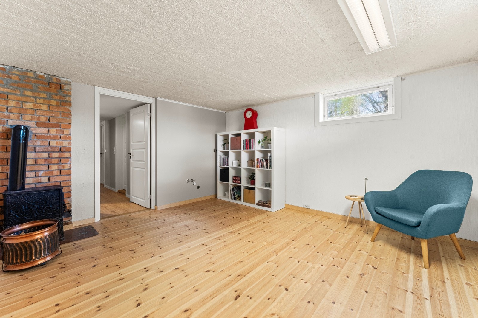 Kjelleren inneholder også et innredet rom som i dag brukes som hobbyrom Galleribilde