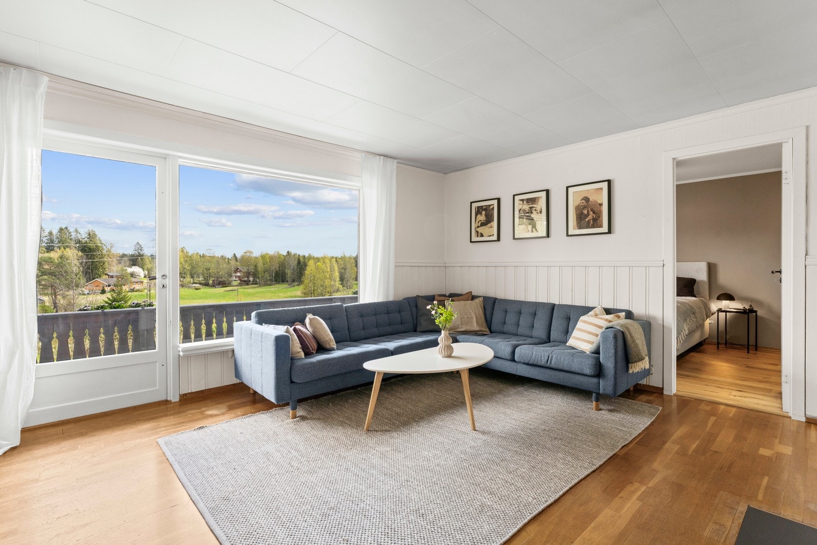 Rommet er innredet med parkett og en kombinasjon av malte vegger. Galleribilde
