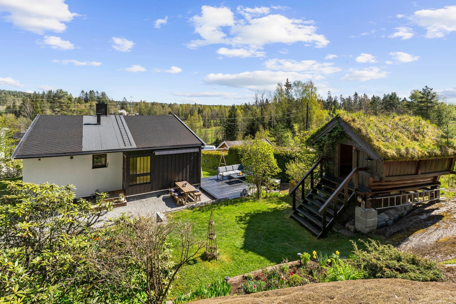 Trivelig enebolig på idyllisk tomt i markakanten, med solrike terrasser, koselig stabbur og integrert garasje Galleribilde
