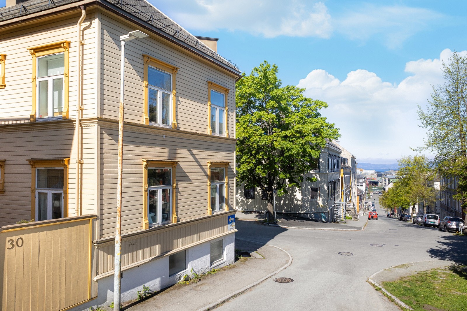 På Møllenberg har man kort avstand til alt man behøver i hverdagen, som dagligvarebutikk, kollektivtransport, studiesteder og flere av byens møteplasser som Solsiden og Midtbyen. Galleribilde