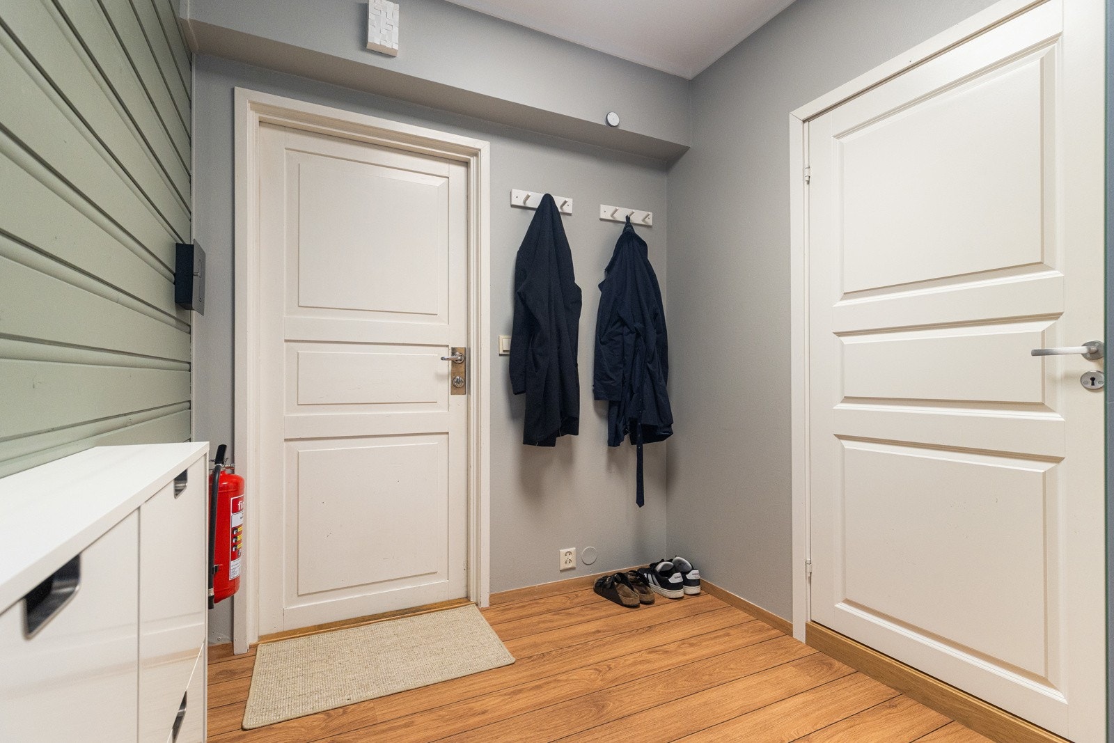 Entré på 5,3 kvm med plass til oppbevaring av sko og yttertøy. Galleribilde