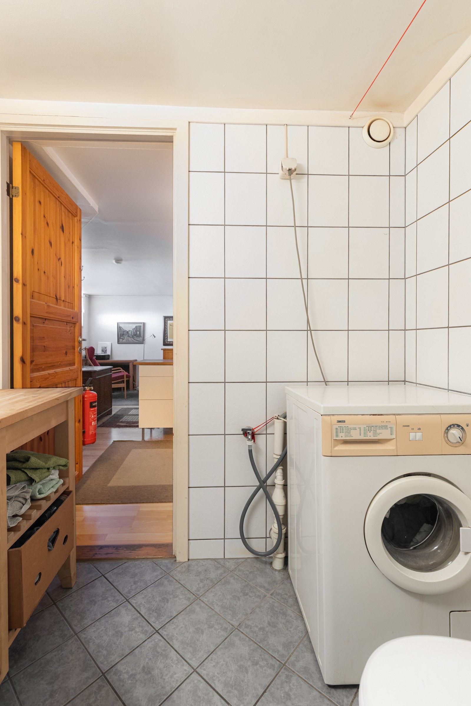 Badet er utstyrt med opplegg for vaskemaskin. Galleribilde
