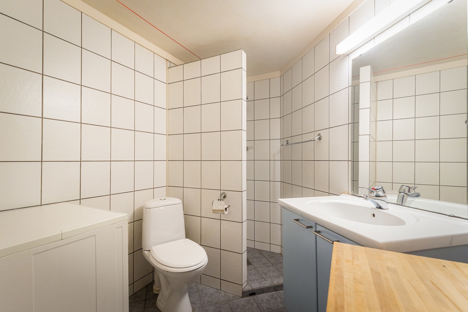 Flislagt bad med praktisk dusjnisje. Galleribilde