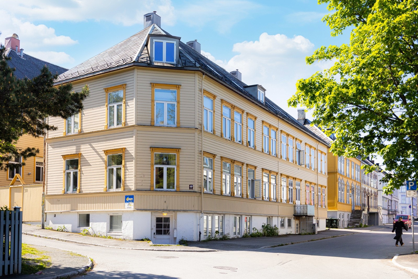 Leiligheten strekker seg over to etasjer i en klassisk Møllenbergbygård fra 1899. Galleribilde