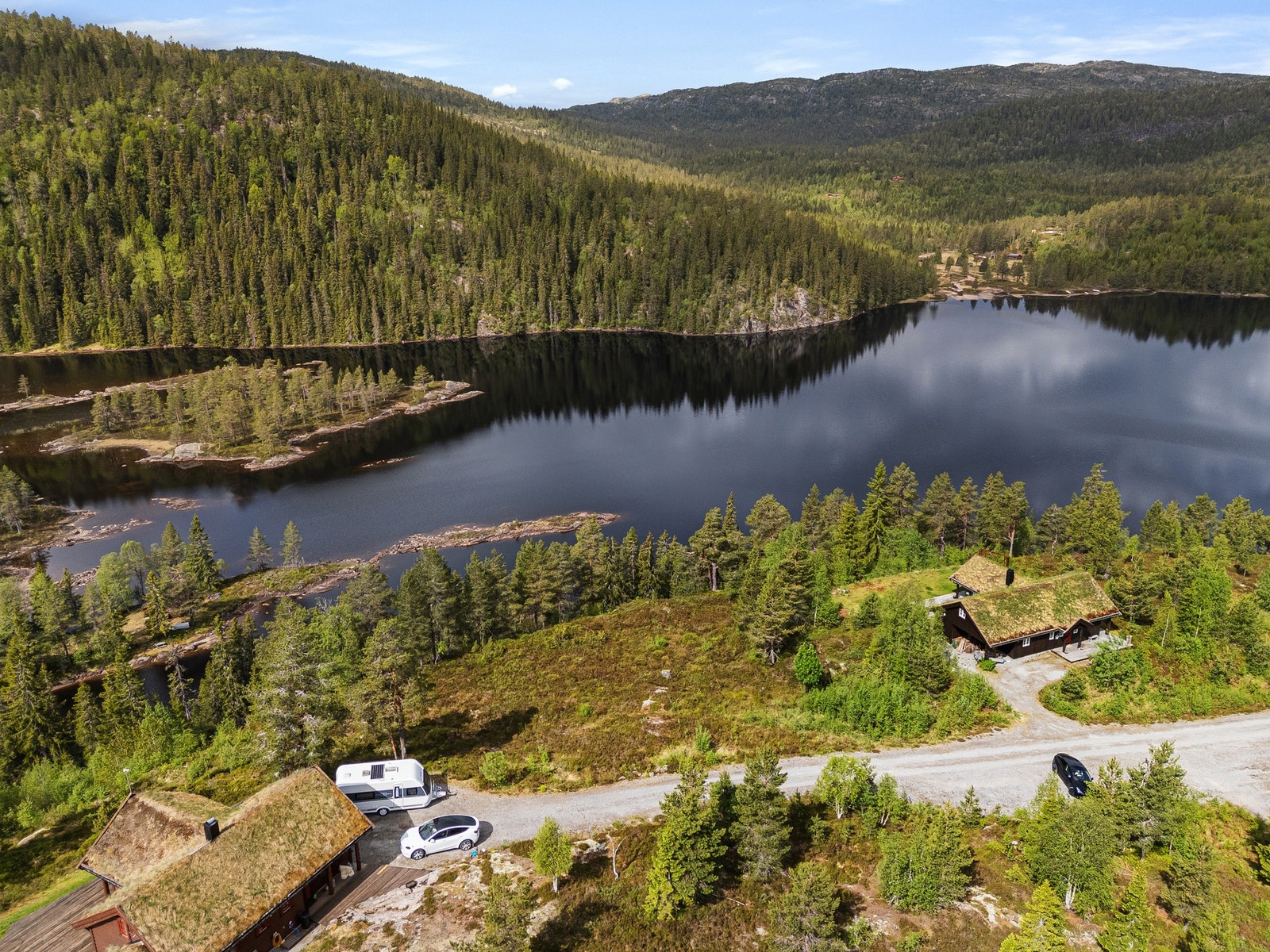Tomten er vestvendt med gode solforhold Galleribilde