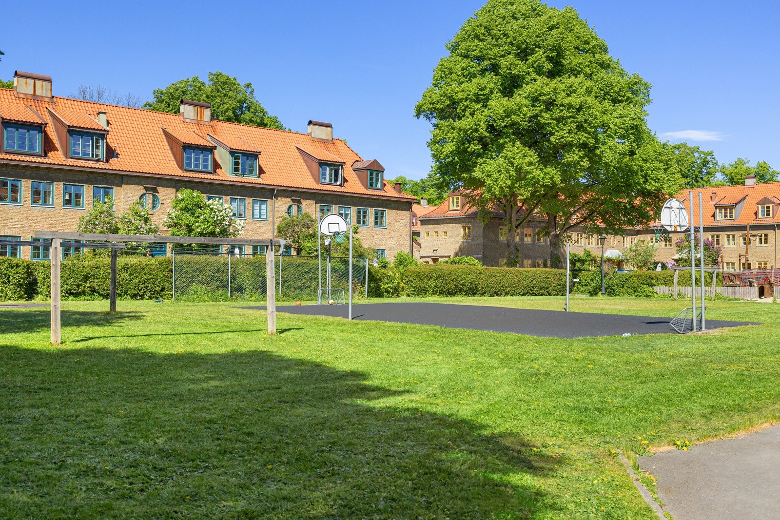 Hagebyen er kjent for sitt unike bomiljø, med store, bilfrie grøntområder, lekeplasser, trampoliner, fotball- og basketballbane, skøytebane og treningsapparater Galleribilde