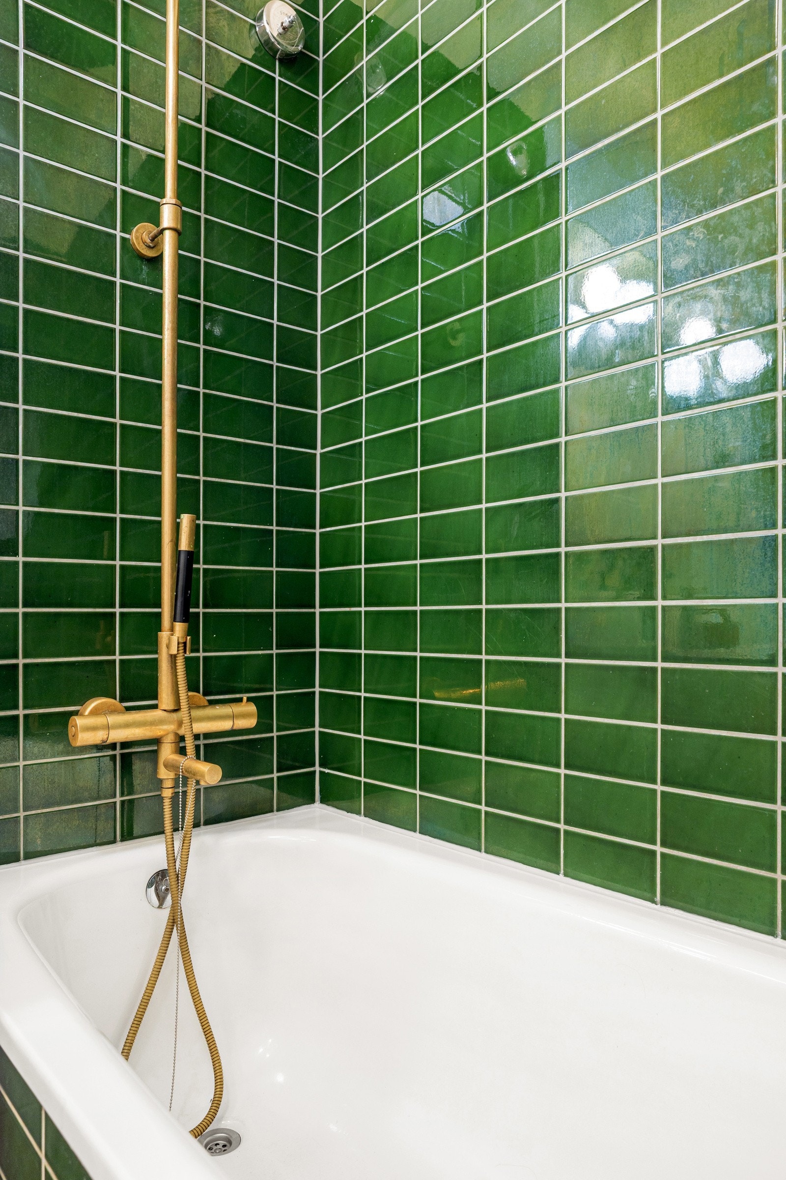 Her er det også et flott badekar med regnfallsdusj Galleribilde