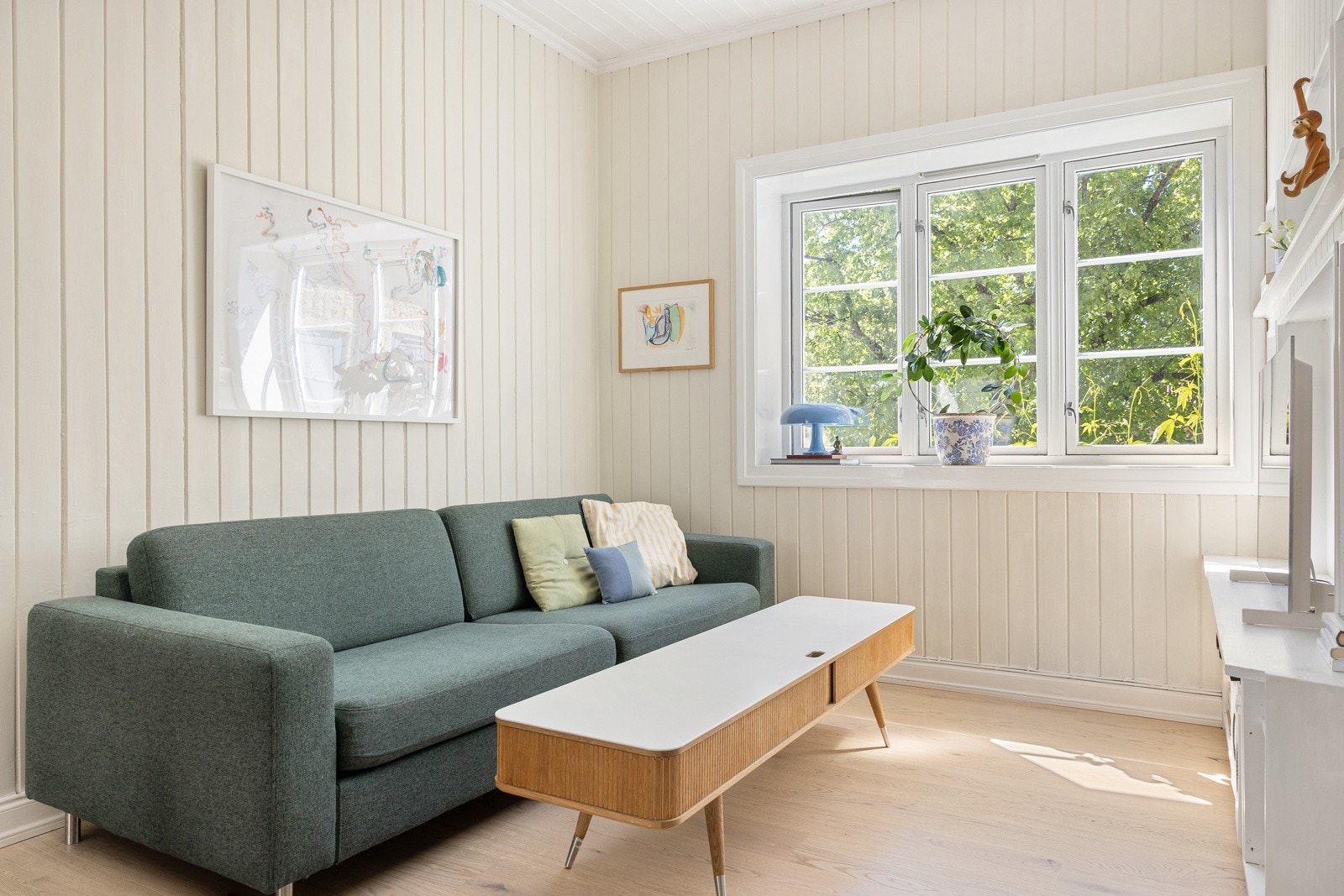 De mange og store vinduene gir rikelig med naturlig lys Galleribilde