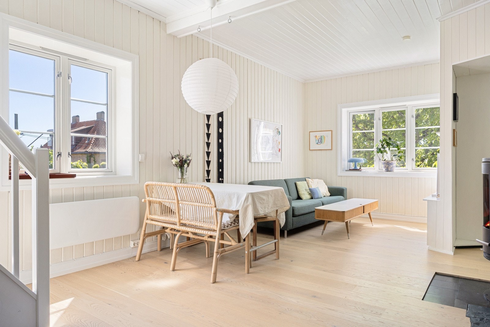 Stuen er romslig med god plass til både sofagruppe og spisestue Galleribilde