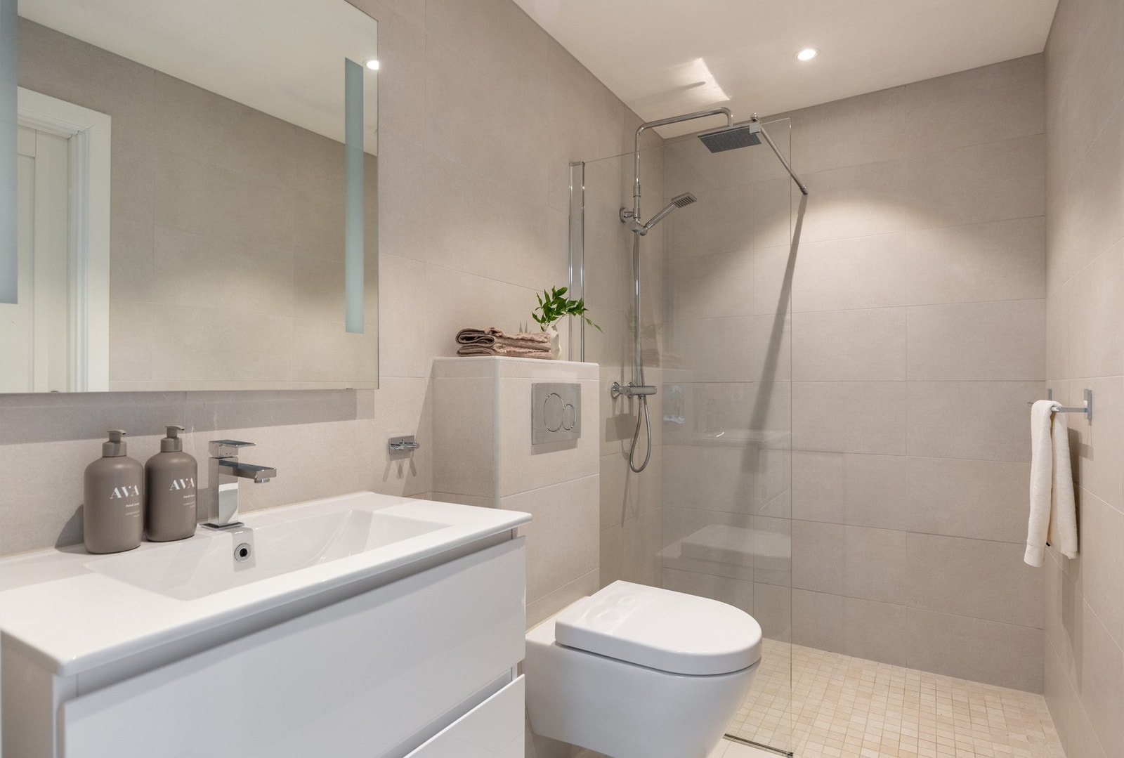 Tilkomst fra spisestue/stue til pent baderom oppusset i 2017. Badet er tilknyttet vaskerommet. Galleribilde