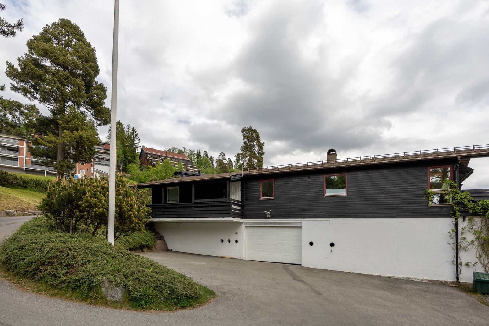 Boligen ligger i et populært, naturskjønt og meget barnevennlig boligområde på Holmenkollen. Galleribilde