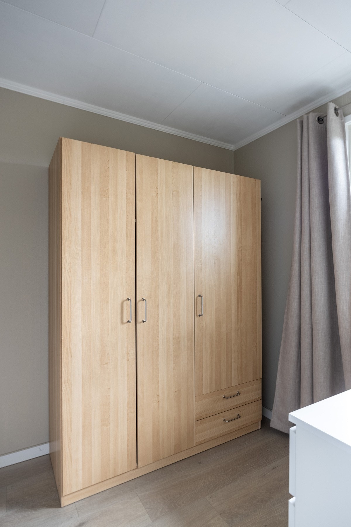 God plass til oppbevaring i medfølgende garderobeskap. Galleribilde