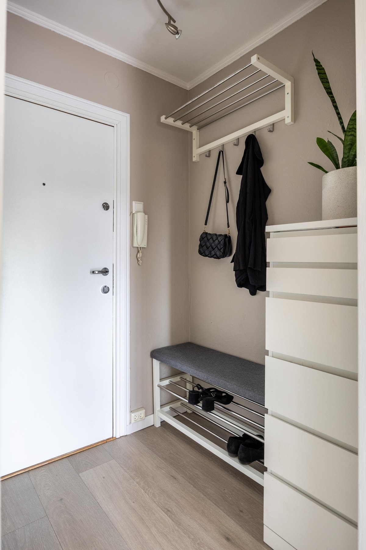 Adkomst via felles trappeoppgang med heis og dørcalling. Galleribilde