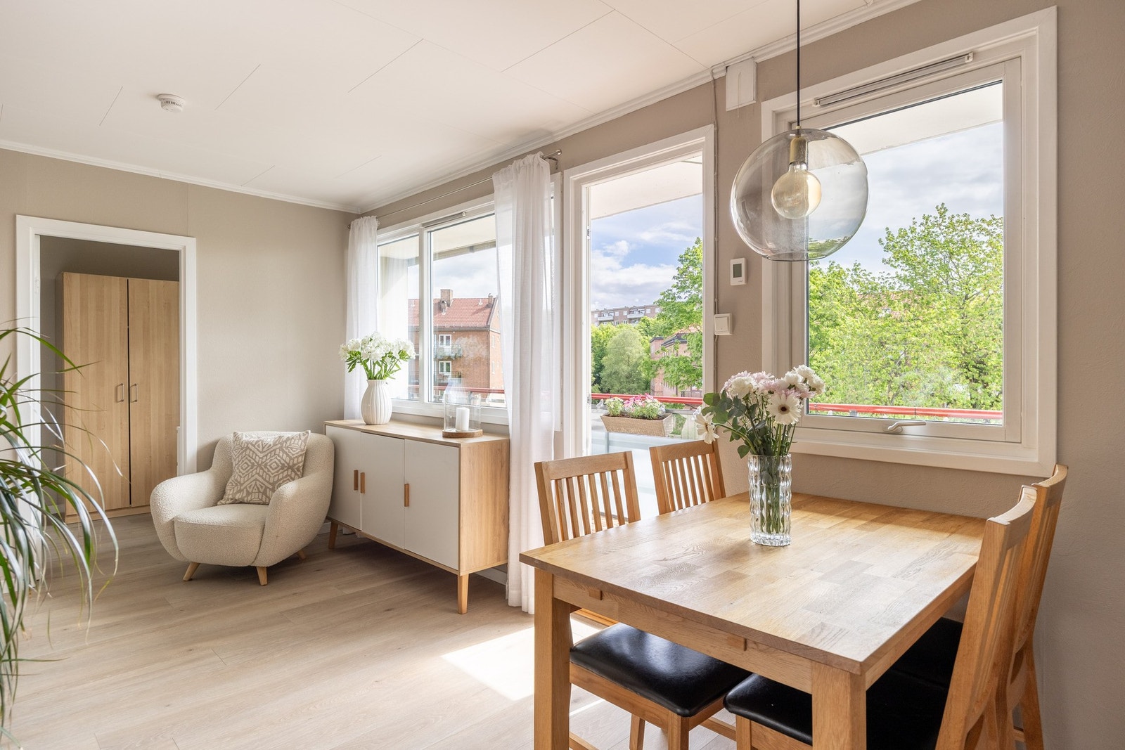 Store vindusflater slipper inn rikelig med naturlig lys. Galleribilde