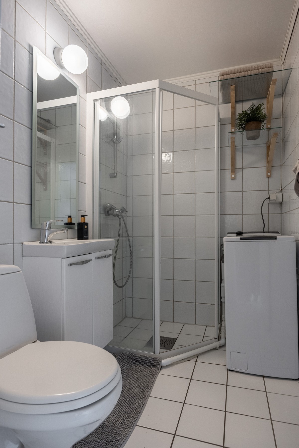 Badet har opplegg for vaskemaskin. Det er også fellesvaskeri i borettslaget. Galleribilde