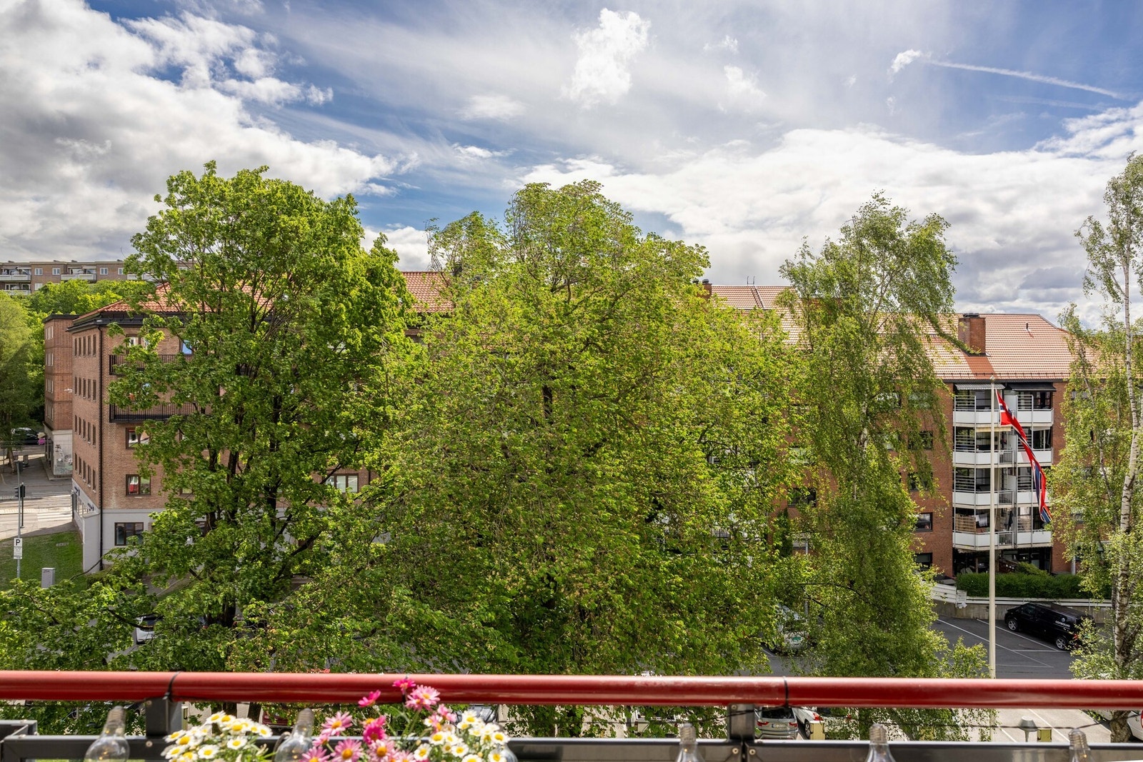 Balkongen har grønt og frodig utsyn. Galleribilde