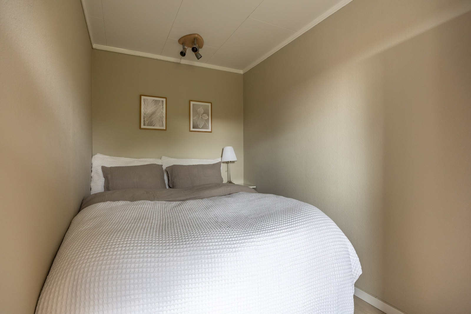 Innbydende soverom med plass til stor seng. Galleribilde