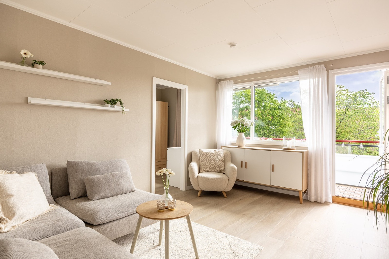 Leiligheten er lys og innbydende. Galleribilde