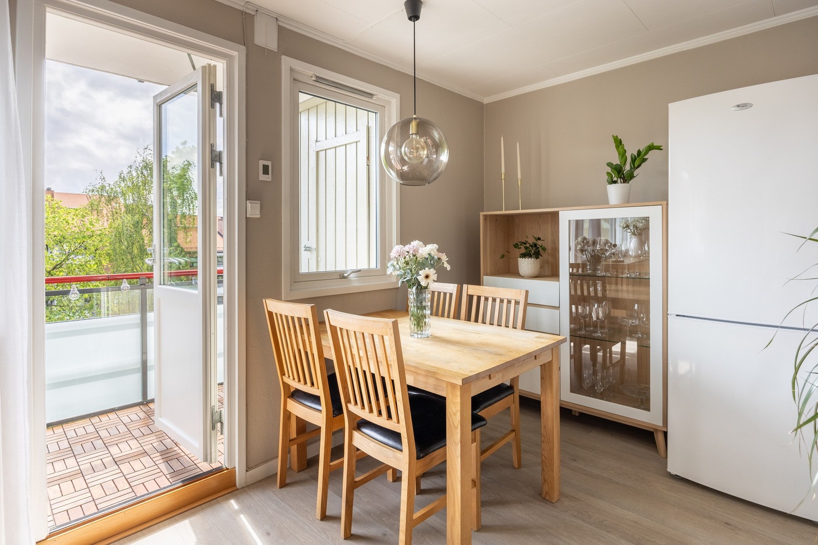 Det er også plass til spisebord ved vinduet. Galleribilde