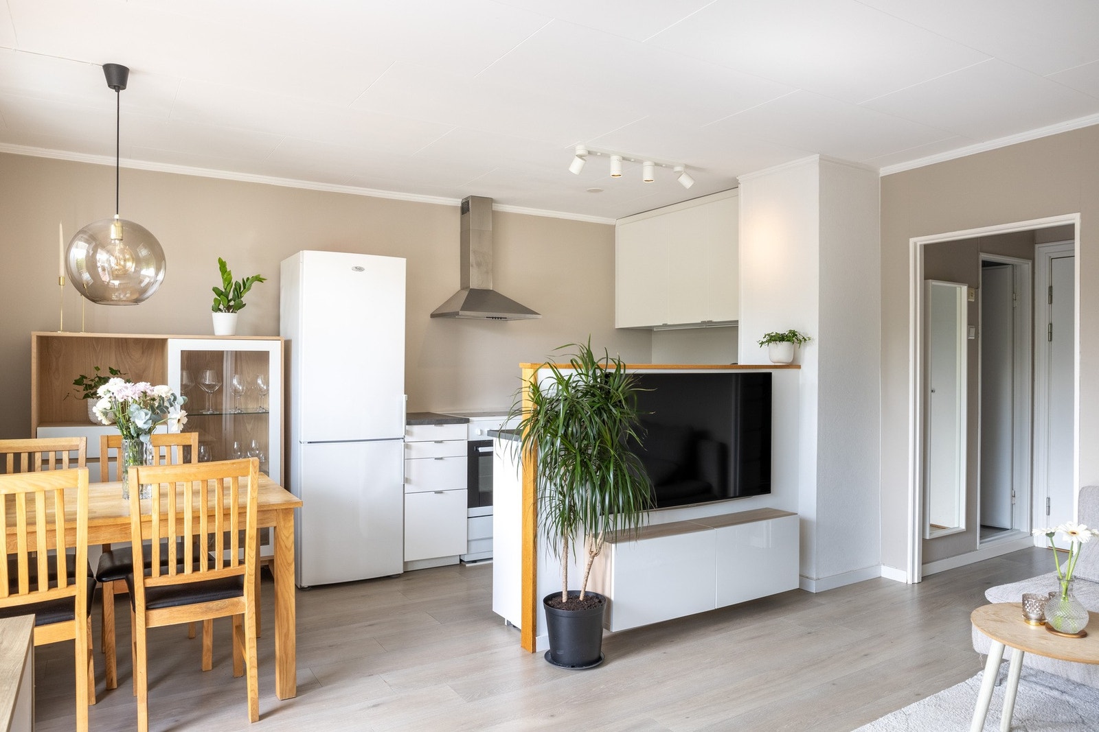 Stuen og kjøkkenet ligger i en sosial åpen løsning. Galleribilde