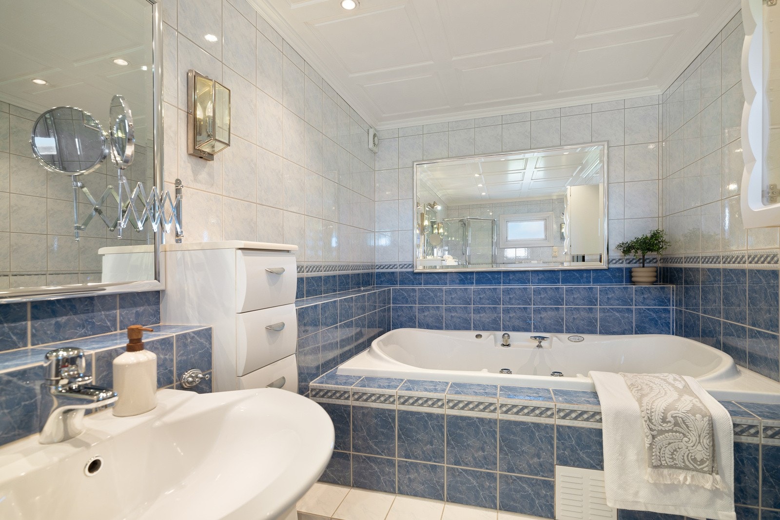 Velutstyr med dusjhjørne, to servanter, badekar, toalett og bidet. Galleribilde