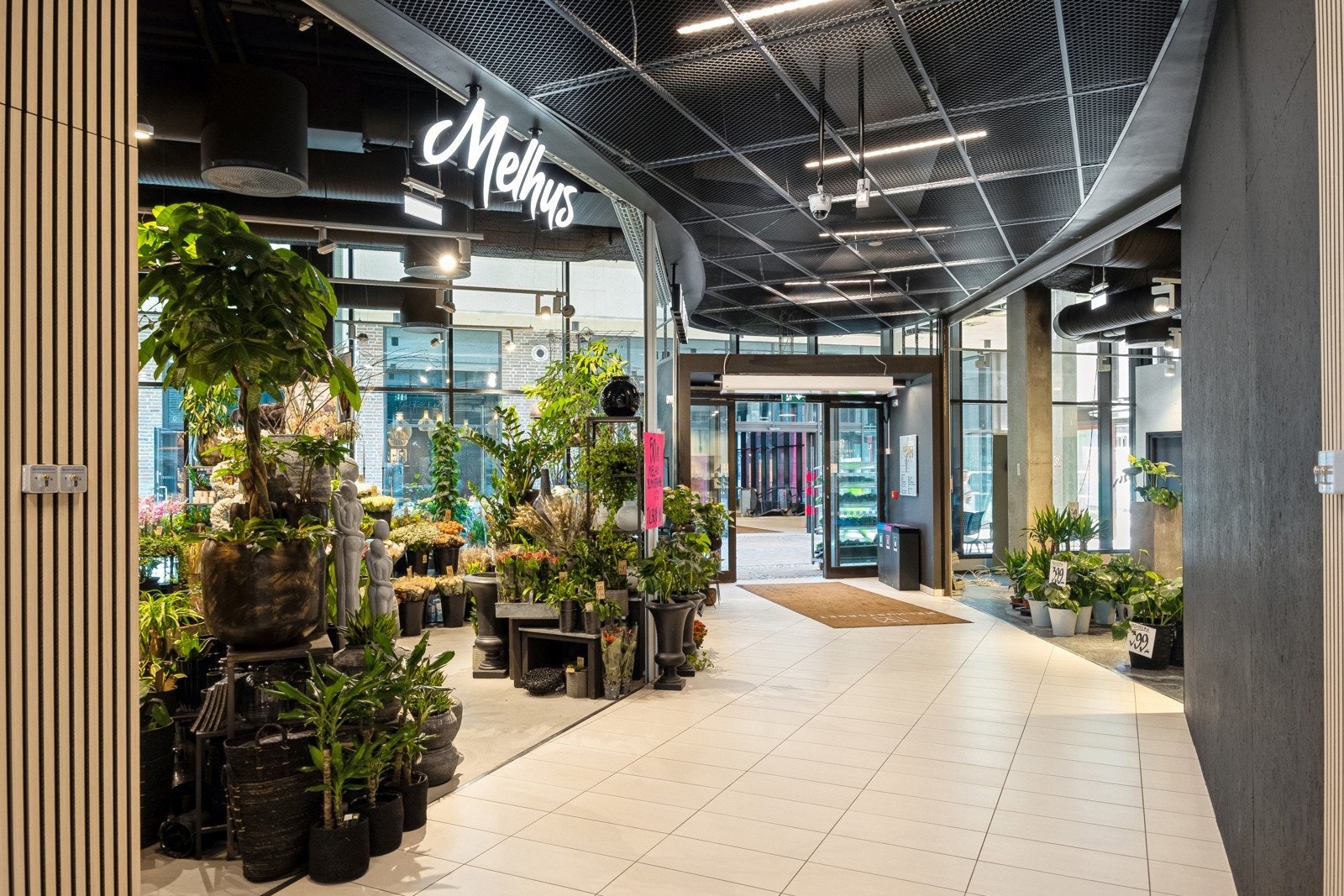 Melhustorget sto ferdig i 2024. Her har man flere butikker. Galleribilde