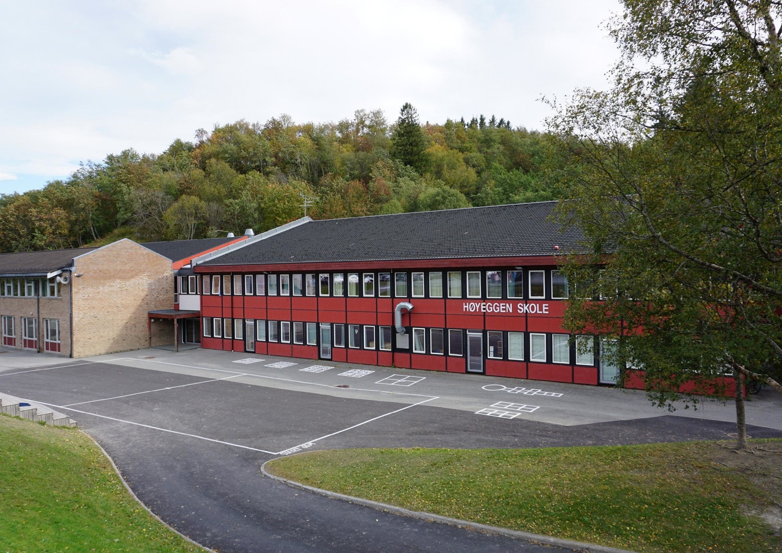 Gang- og sykkelveg til Høyeggen skole. Melhus idrettslag har et bredt aktivitetstilbud. Galleribilde