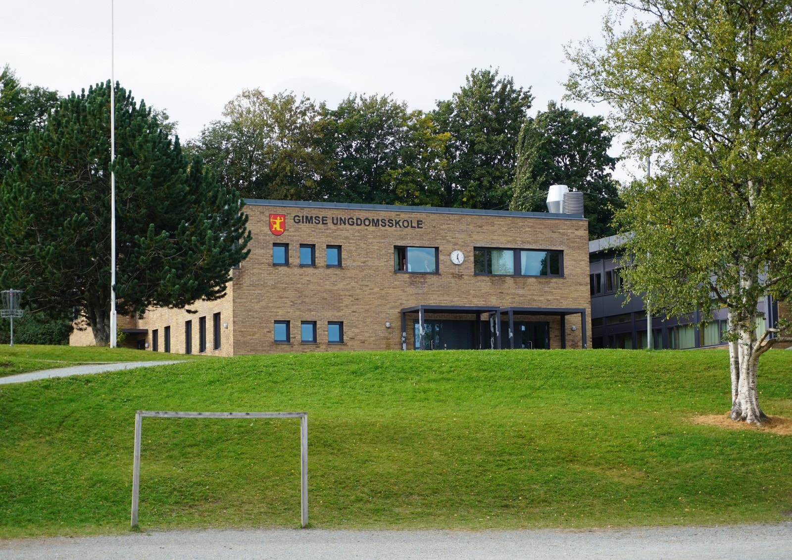 Gimse ungdomsskole. I tillegg ligger Melhus VGS like ved skolen. Galleribilde