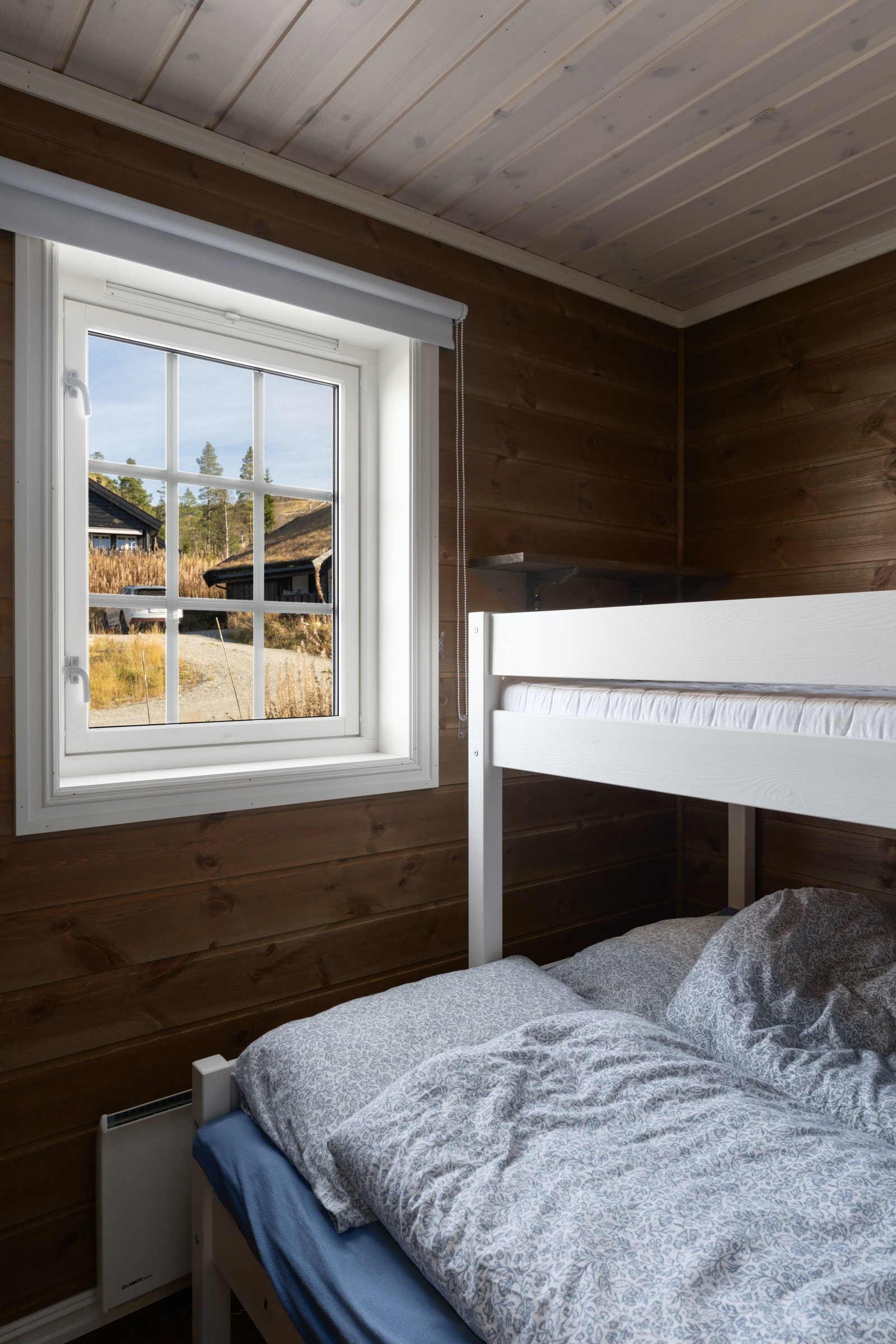 Alle de fire rommene har fint lysinnslipp og god plass til ulike sengeløsninger, samt noe oppbevaringsmøblement. Galleribilde