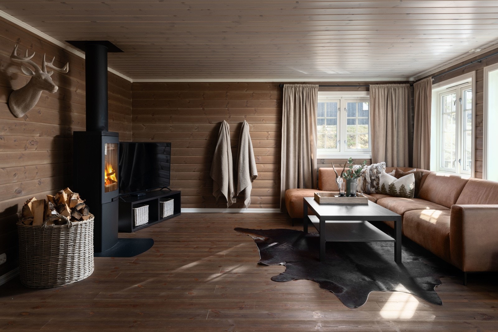 Her er det en åpen stue og kjøkkenløsning, som skaper et hyggelig og sosialt oppholdsrom. Galleribilde