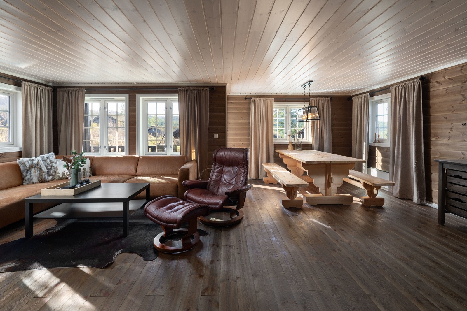 Vinduer i tre himmelretninger gir fint dagslys og det er utgang til terrasse, når dagene frister til utetid. Galleribilde