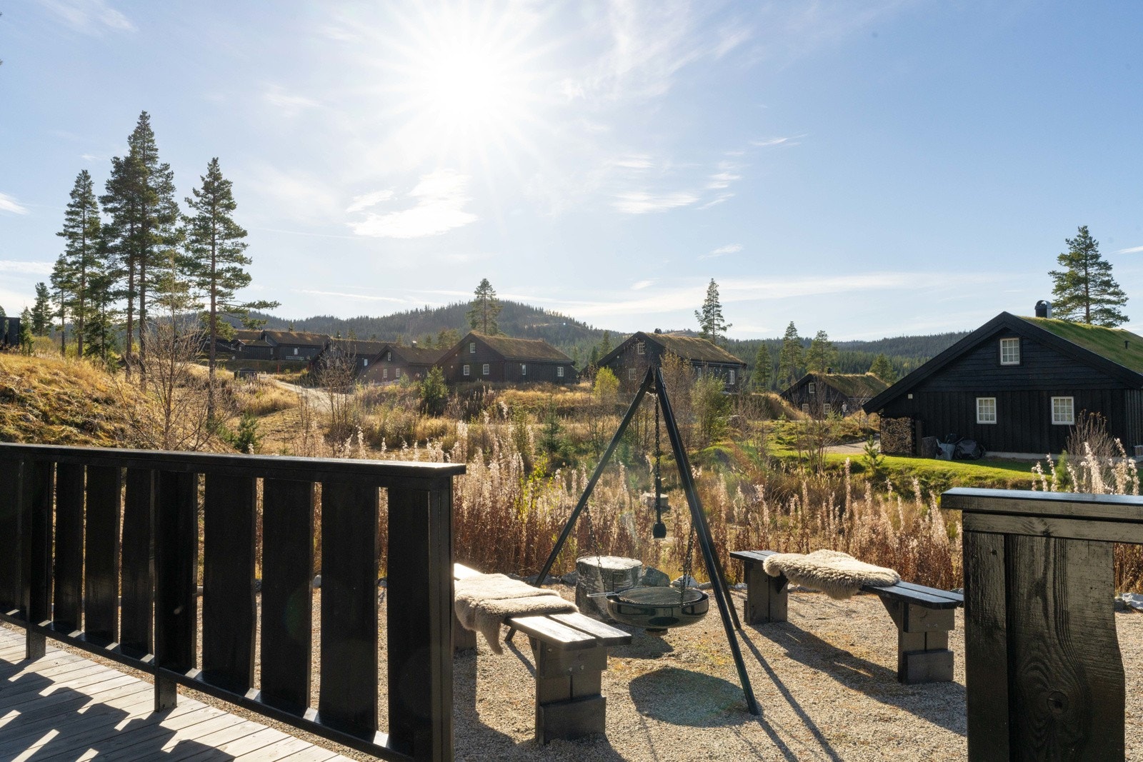 På vestsiden er det et hyggelig areal til aktiviteter, langbord og bålpanne. Galleribilde