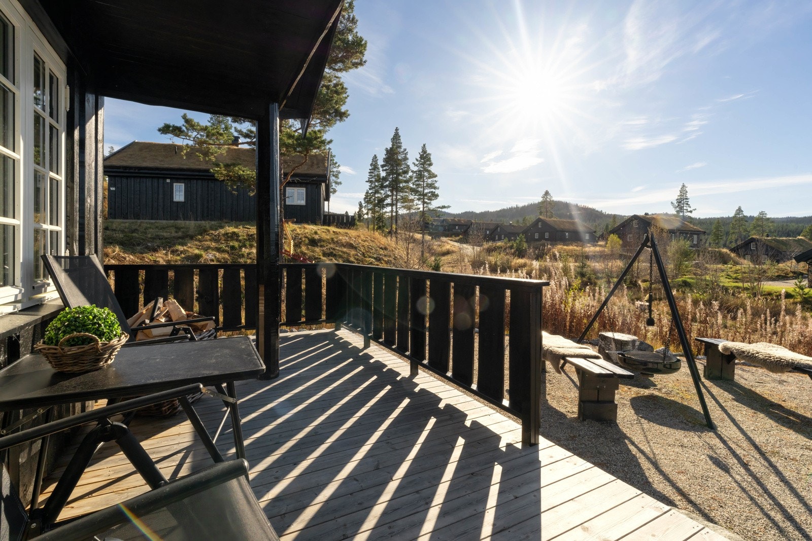 Langs to sider av hytta er det en terrasse på ca. 20 kvm som strekker seg fra stuen og videre rundt hjørnet mot overbygd inngangsparti. Terrassen har spaltegulv av tre, rekkverk med stående panel og utgang til terreng. Galleribilde