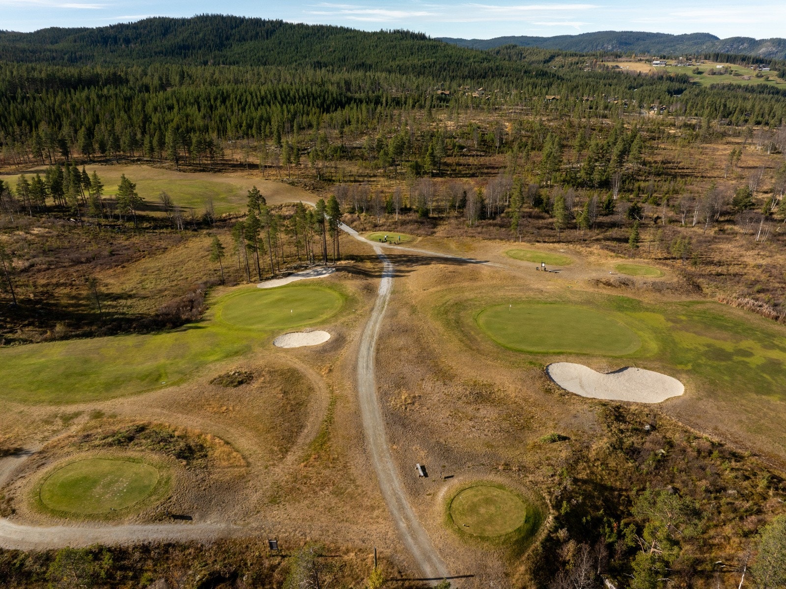 Ved hytta er det vakker natur så langt øyet kan se, og Nesbyen er omgitt av fjell på flere kanter. Galleribilde
