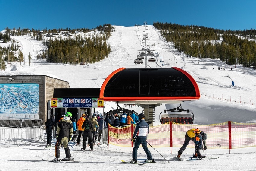 Skistua har kafeteria og restaurant i hyggelige omgivelser. Galleribilde