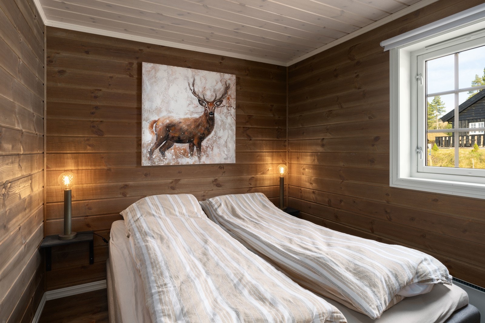 Hytta har to soverom nede og to rom på hemsen, innredet som soverom. Galleribilde