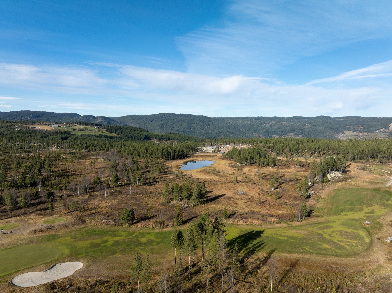 Hytta ligger åpent og solvendt til i Nesbyen, i Nes kommune i Hallingdal, oppe på Nesfjellet. Galleribilde