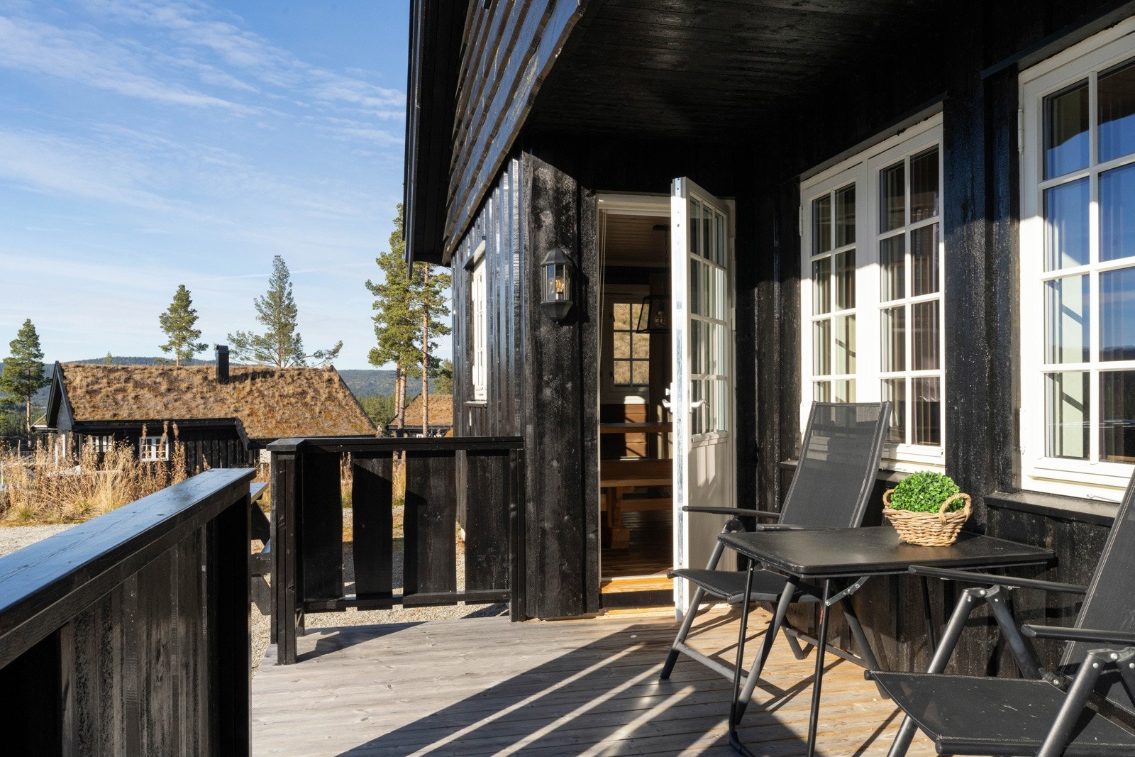 Koselig Familiehytte over to plan. Området er et helårs friluftseldorado med mange turstier og oppkjørte skiløyper, og i gangavstand er det både golfbane og alpinanlegg. Galleribilde