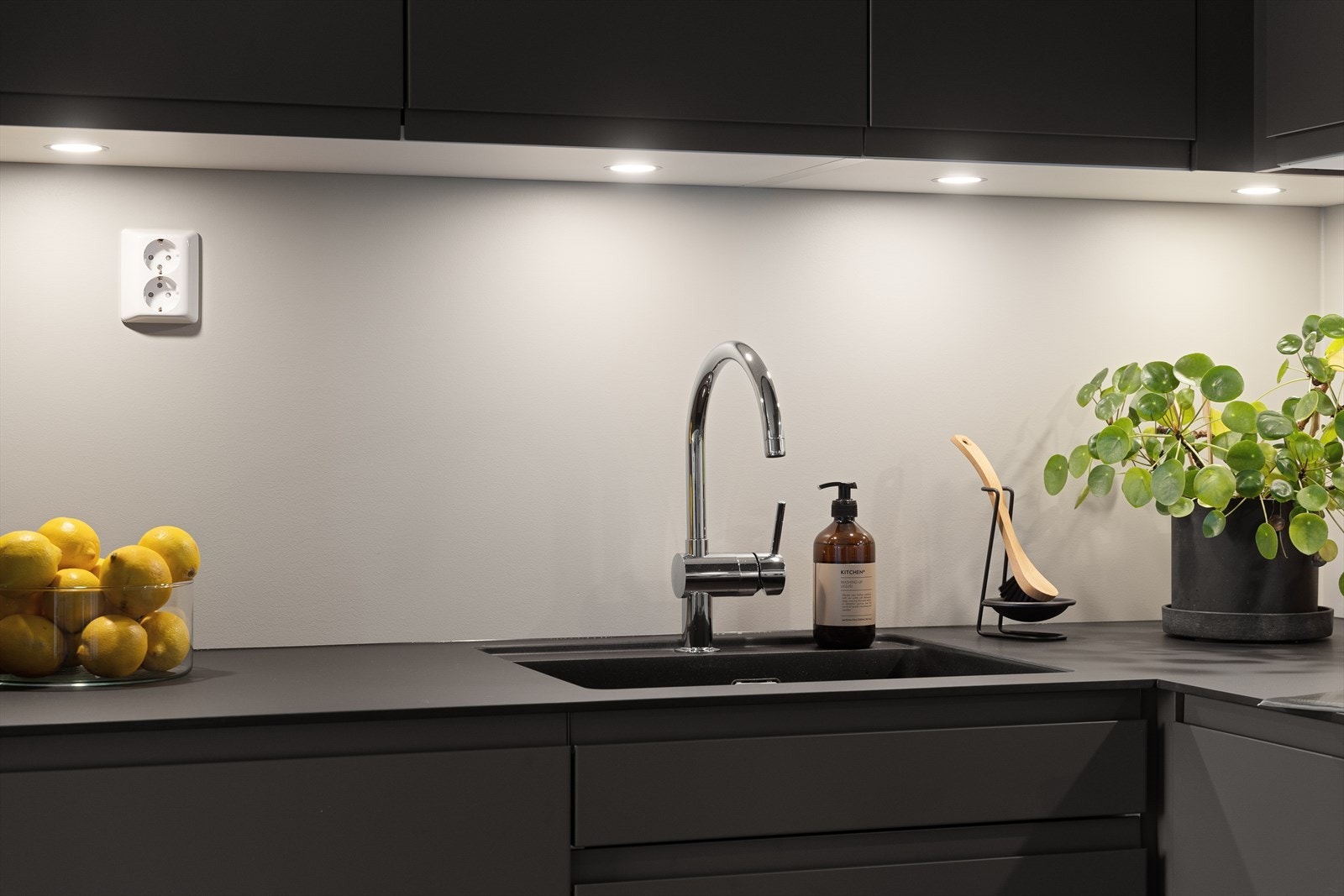 Kjøkkenet leveres med legrabox skuffesystem og kildesortering i skuff under vask- under overskapene er det innfelte led spotter med dimmer og oppvaskkummen er i fargen onyx med Grohe Minta kjøkkenarmatur Galleribilde