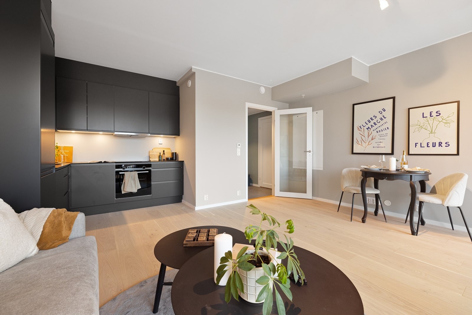 Det er god plass til både en romslig sofagruppe og stort spisebord - perfekt for både hverdag og selskapeligheter Galleribilde