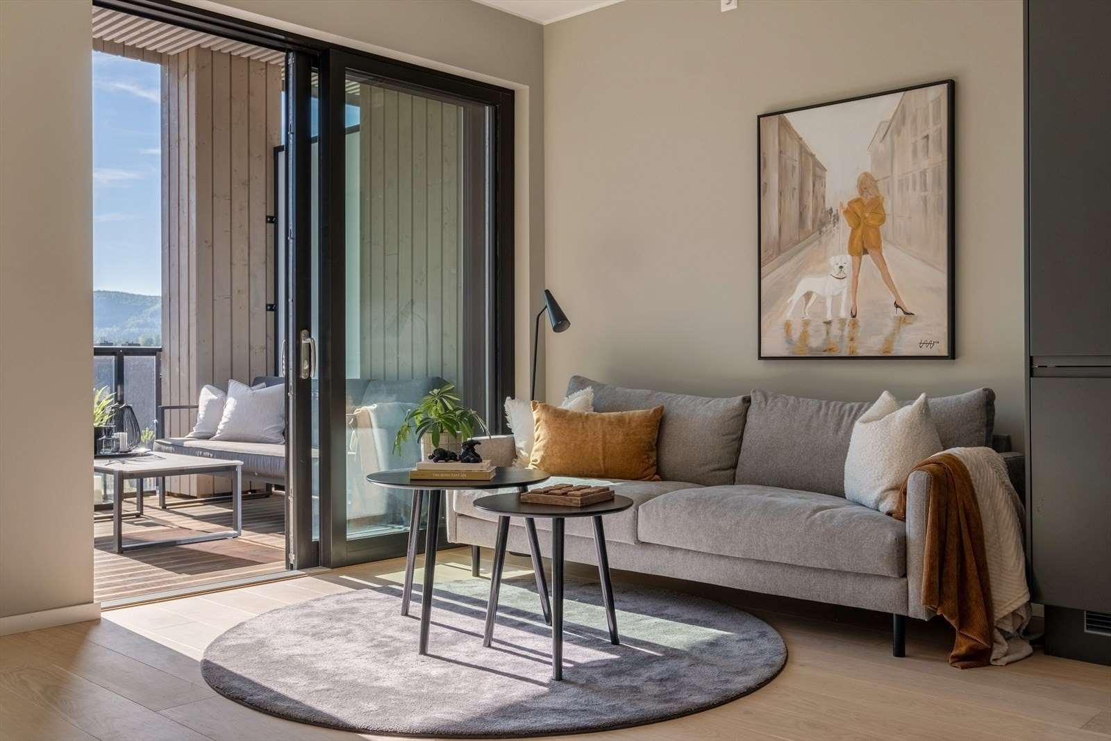 Fra stuen er det utgang til en romslig, vestvendt balkong på hele 15 m² Galleribilde