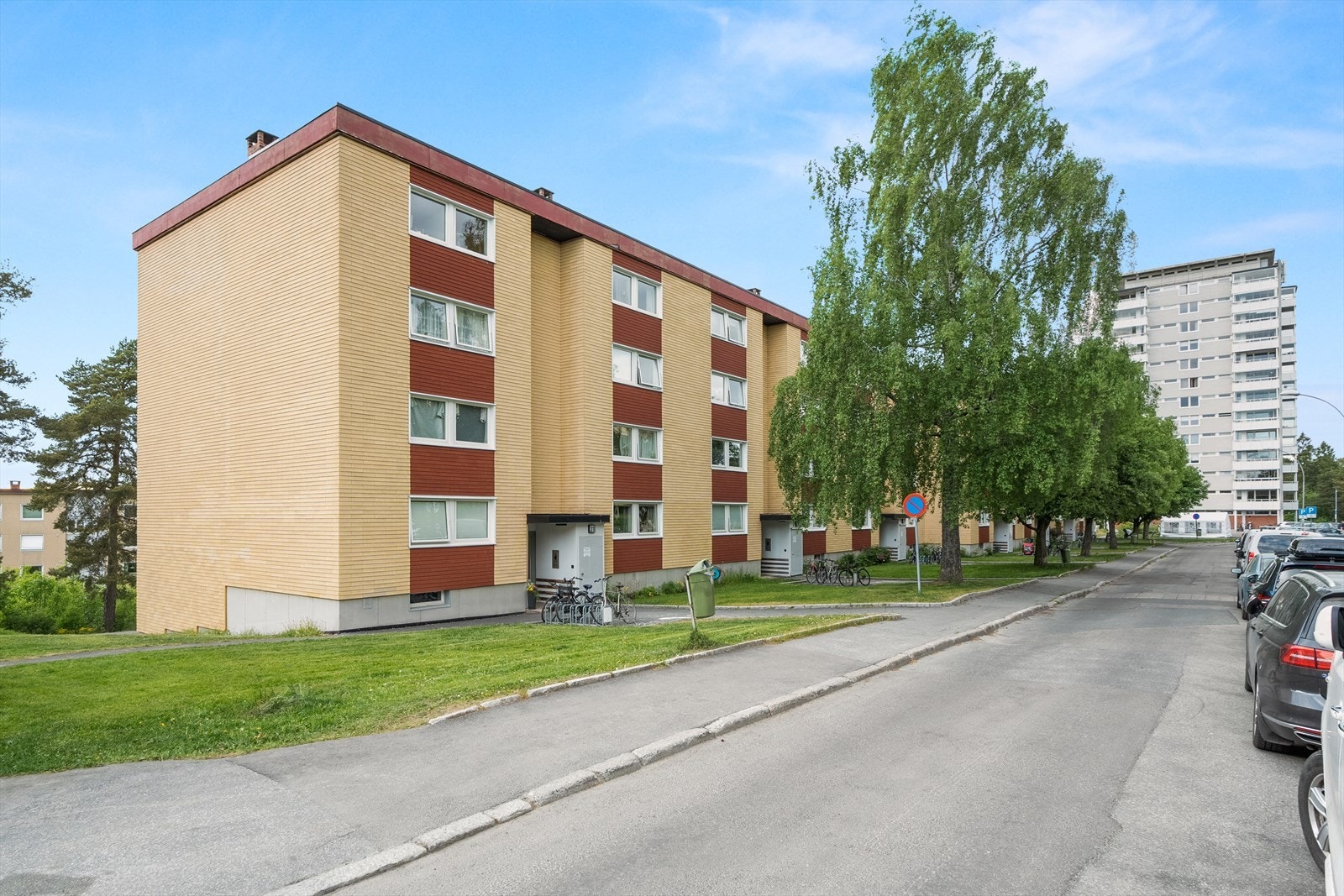 Her bor du med kort vei til marka og offentlig transport i et rolig og veletablert nabolag. Galleribilde